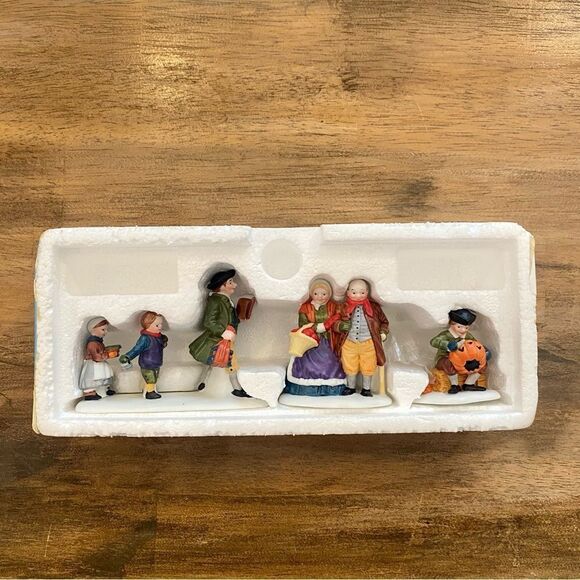 Dept 56 Sleepy Hollow Set Heritage Village Figurines Villagers #5956-0 - Picture 10 of 10